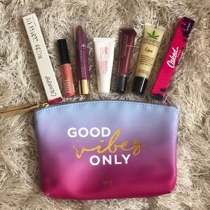 Cosmetic Bag and Lips bundle (7)